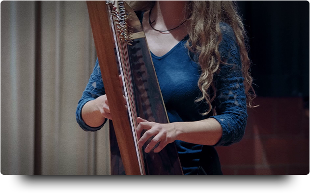 Vera Armbruster spielt ein Harfen Solo für ihren Chor