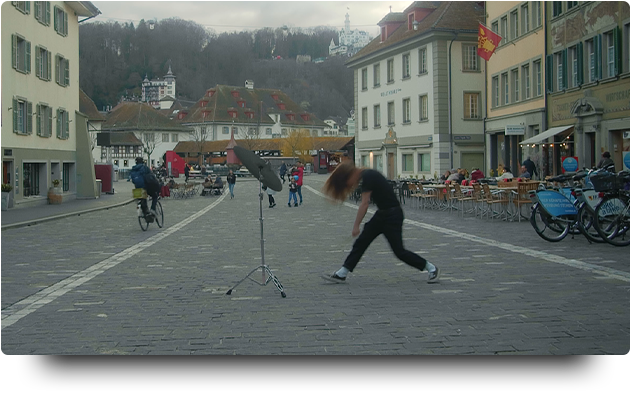 Crevaz laufen durch die Stadt Luzern und Performen ihren Song Heavy Actions