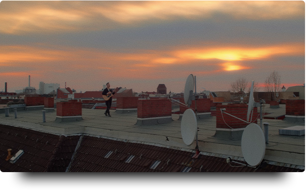 Waveland in Berlin auf einem Dach bei Sonnenuntergang der im Video sonnenaufgang darstellt
