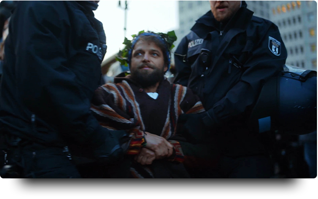 Klimaproteste Potsdamer Platz Polizei trägt Demonstranten weg